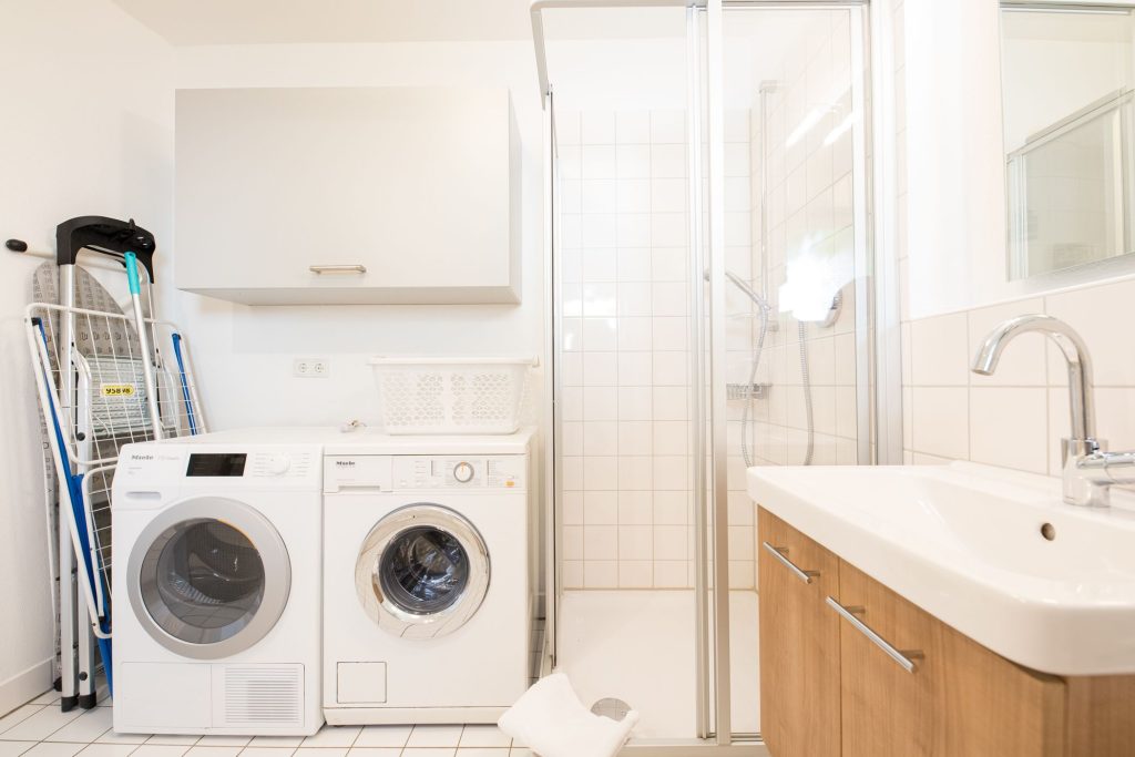 Badezimmer mit Waschmaschine und Trockner in Ferienwohnung in Garmisch-Partenkirchen