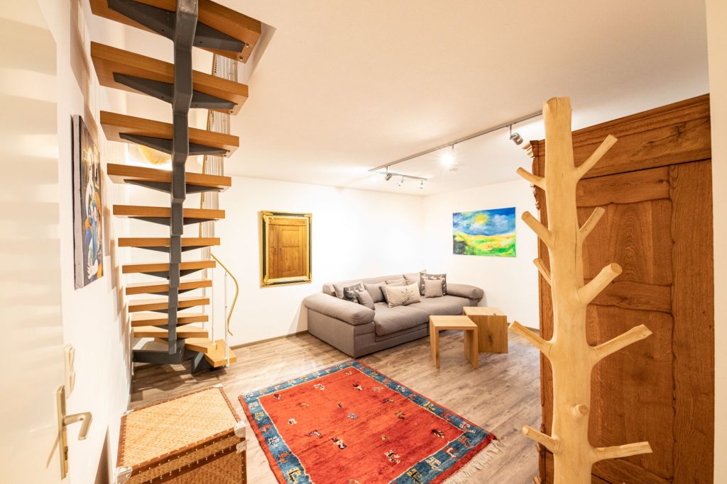 Wohnbereich mit einer Treppe  in Ferienwohnung in Garmisch-Partenkirchen