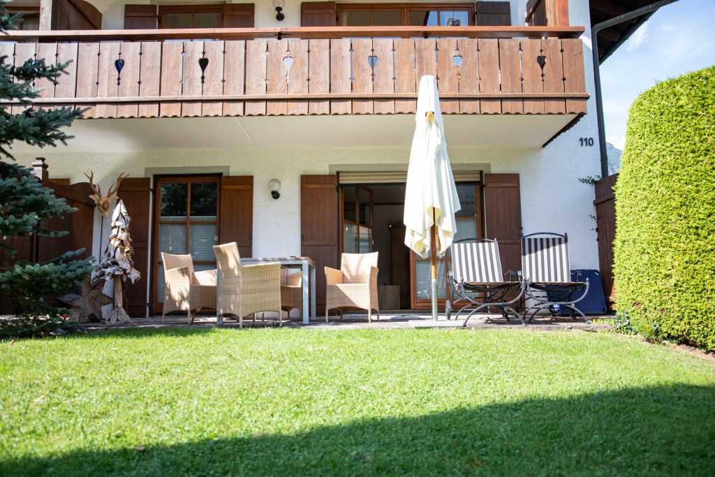 Außenbereich mit Sitzmöglichkeiten  in Ferienwohnung in Garmisch-Partenkirchen