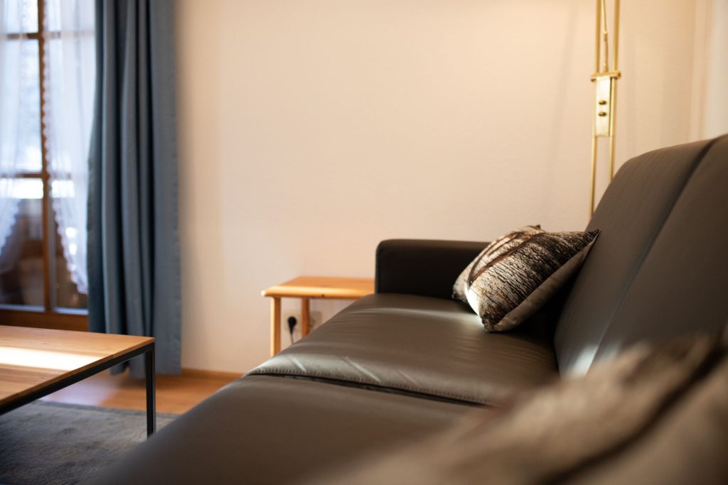 Sofa mit Kissen in Ferienwohnung in Garmisch-Partenkirchen