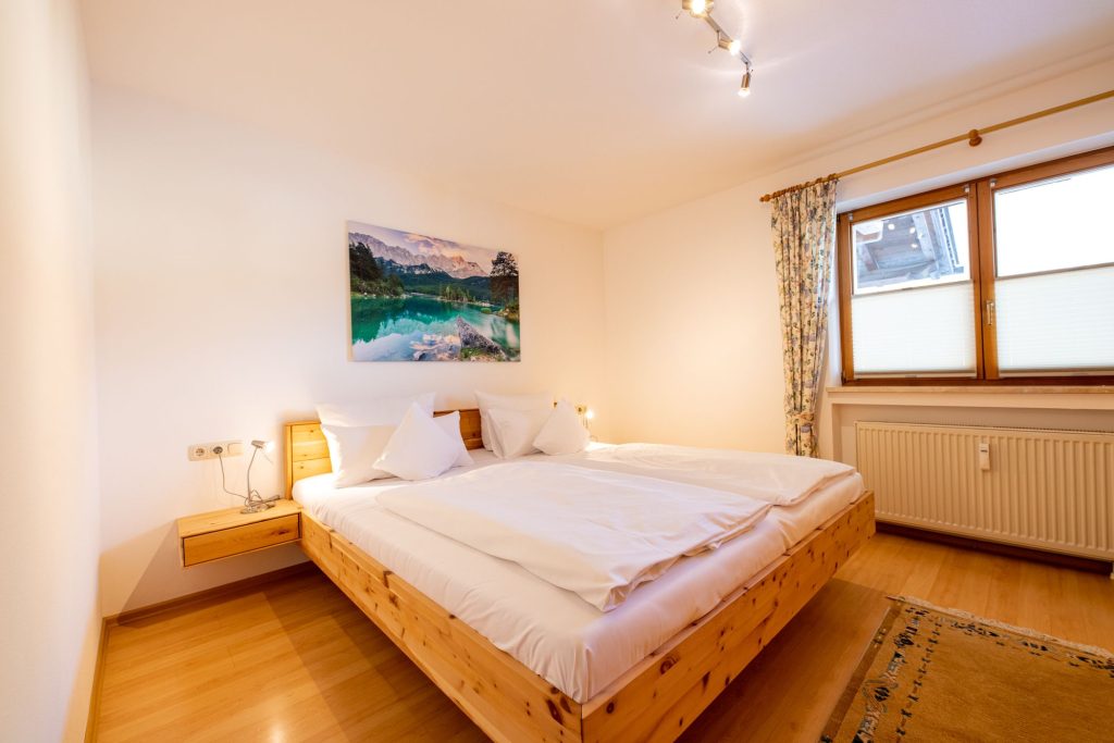 Schlafzimmer mit zwei Fenstern  in Ferienwohnung in Garmisch-Partenkirchen