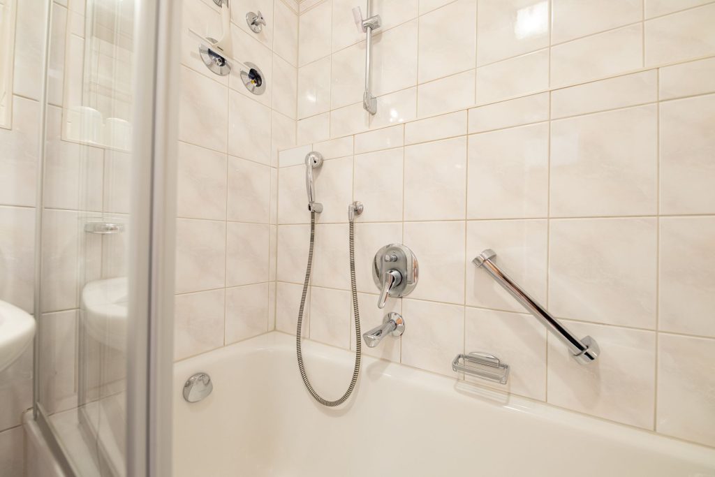 Dusch-Badewanne in Ferienwohnung in Garmisch-Partenkirchen