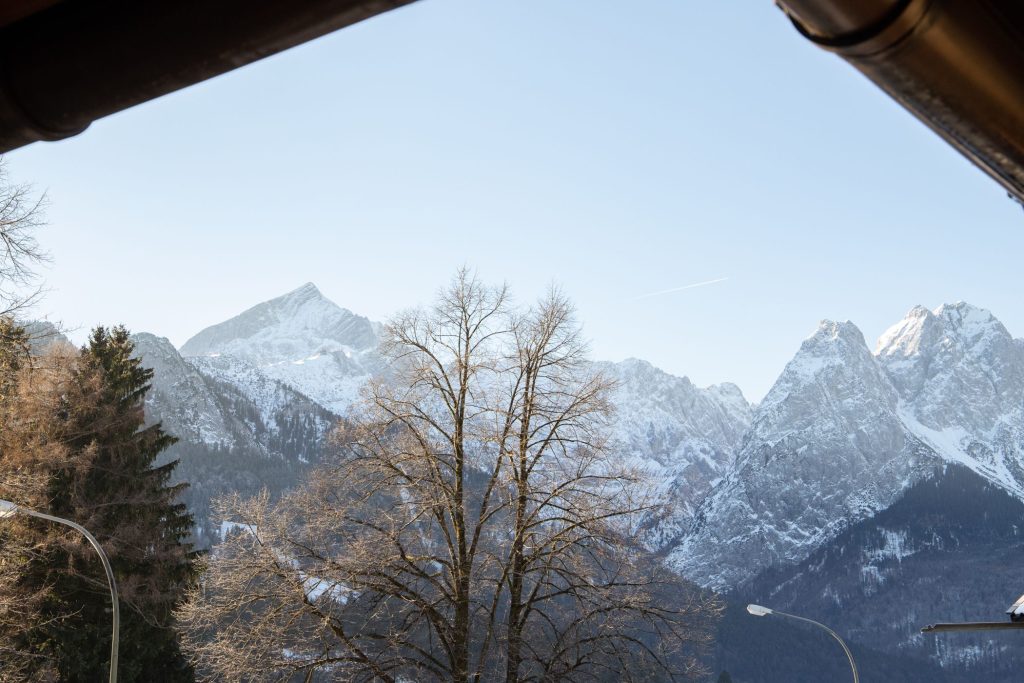 Aussicht auf die zugeschneiten Berge in Ferienwohnung in Garmisch-Partenkirchen