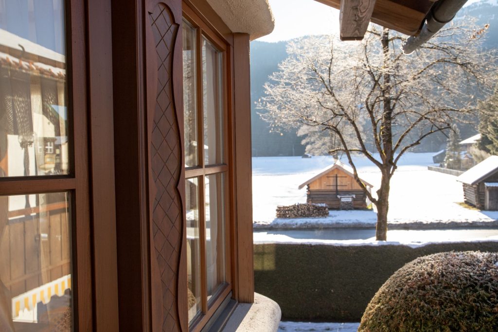 Ausblick auf ein Feld im Schnee in Ferienwohnung in Garmisch-Partenkirchen