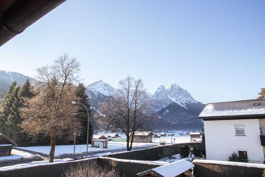 Berge mit Schnee in Ferienwohnung in Garmisch-Partenkirchen