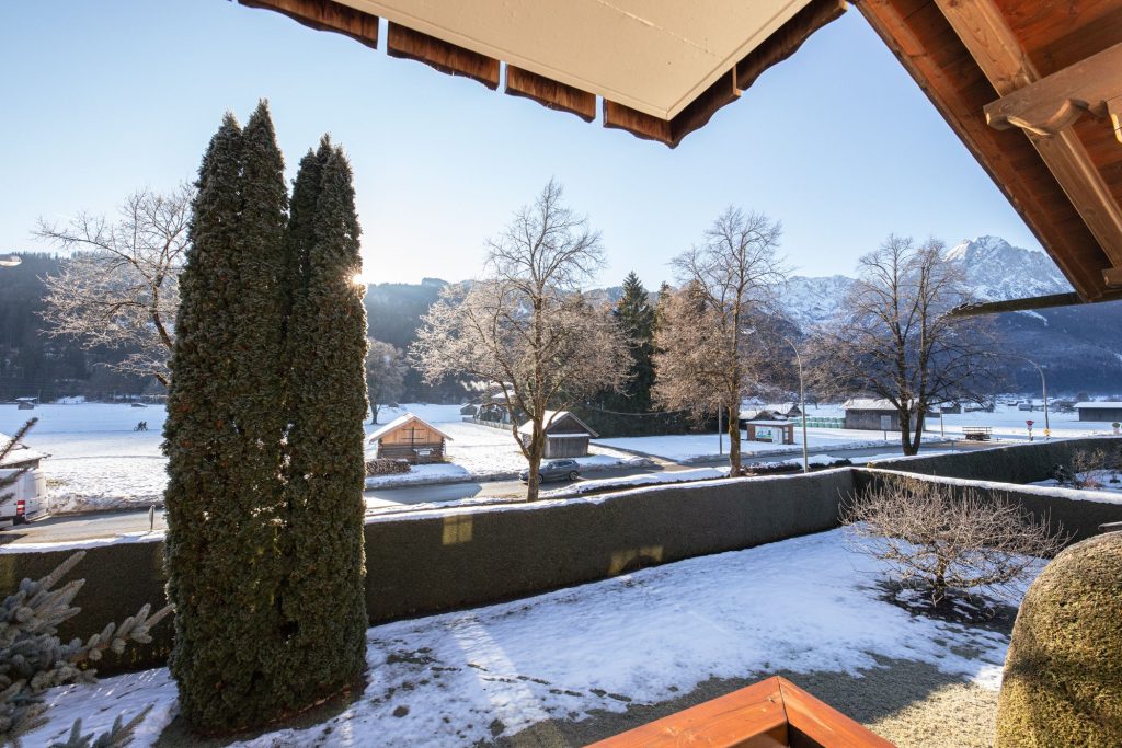 Balkon-Aussicht mit Schnee in Ferienwohnung in Garmisch-Partenkirchen