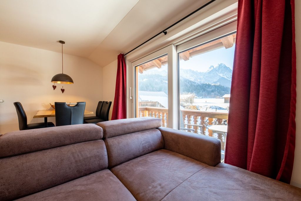 Große Fenster mit einem schönen Ausblick in Ferienwohnung in Garmisch-Partenkirchen