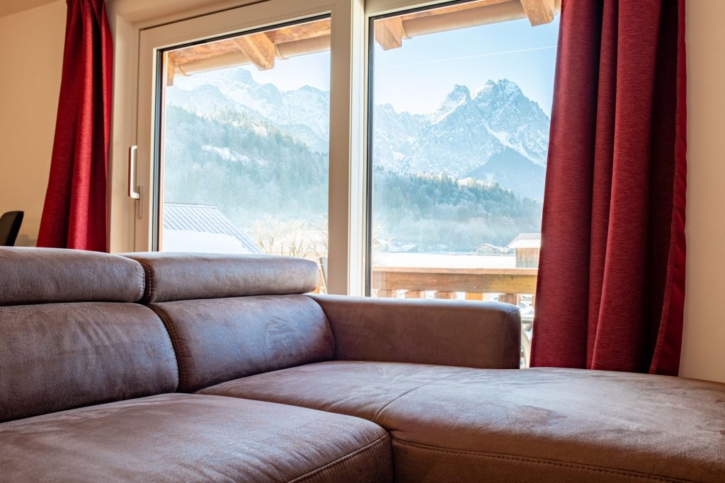 Sofa mit Ausblick auf die Alpen in Ferienwohnung in Garmisch-Partenkirchen