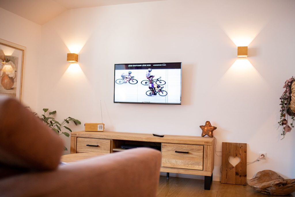 Wohnzimmer mit Fernsehen in Ferienwohnung in Garmisch-Partenkirchen