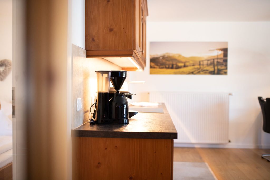 Küchenbereich mit Kaffeemaschine in Ferienwohnung in Garmisch-Partenkirchen