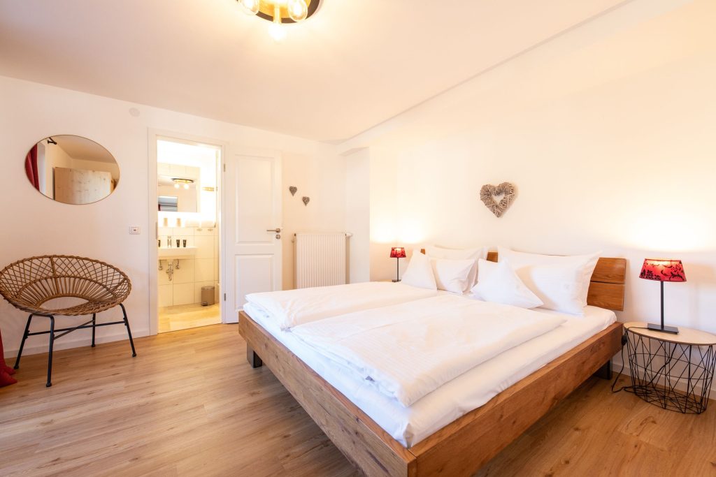 Schlafzimmer mit Sitzmöglichkeit in Ferienwohnung in Garmisch-Partenkirchen