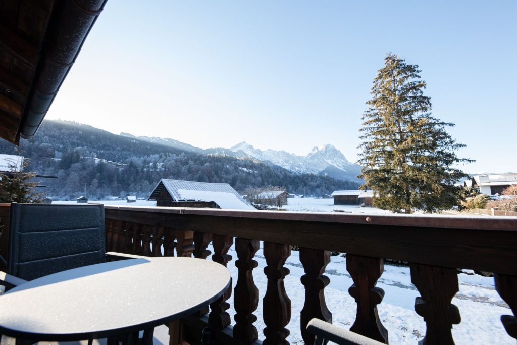 Blick auf die Berge mit Schnee in Ferienwohnung in Garmisch-Partenkirchen