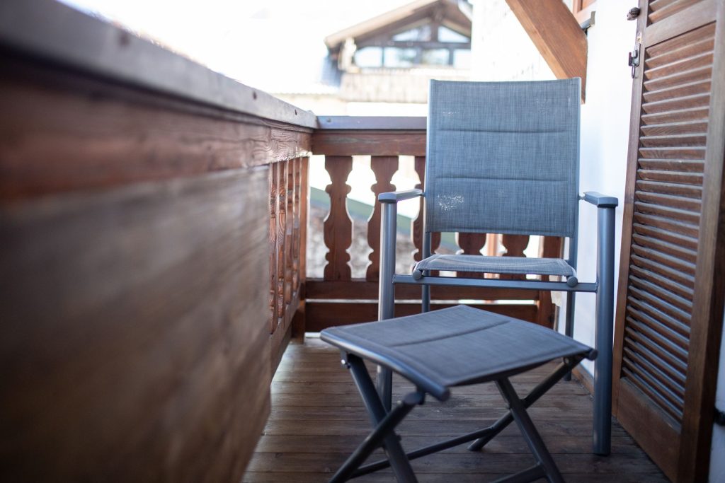 Balkon mit Stuhl in Ferienwohnung in Garmisch-Partenkirchen