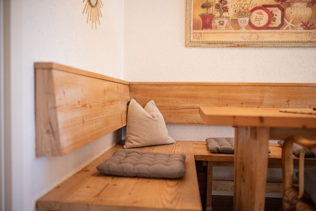 Esszimmer mit Sitzmöglichkeiten in Ferienwohnung in Garmisch-Partenkirchen