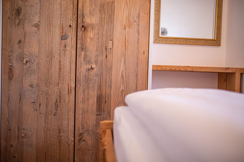 Schlafzimmer mit Holz-Optik in Ferienwohnung in Garmisch-Partenkirchen