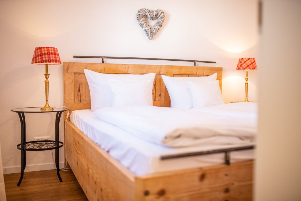 Schlafzimmer mit einem braunen Bett in Ferienwohnung in Garmisch-Partenkirchen