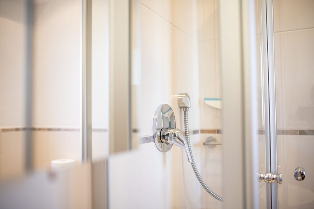 Dusche in Silber in Ferienwohnung in Garmisch-Partenkirchen