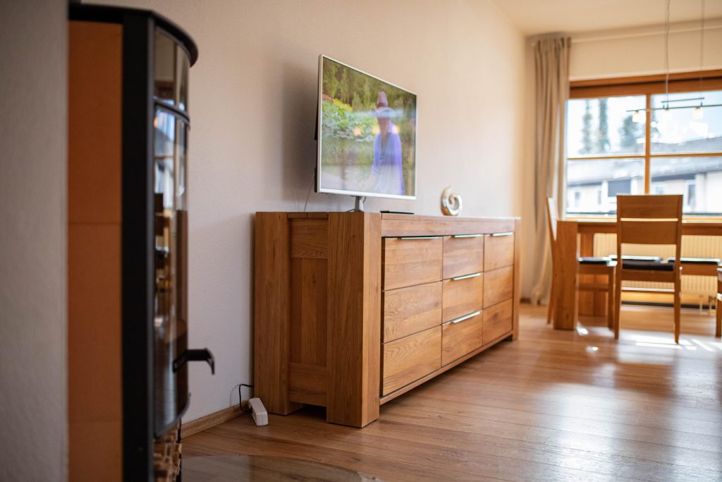 Wohnzimmer Sideboard mit Fernseher in Ferienwohnung in Garmisch-Partenkirchen