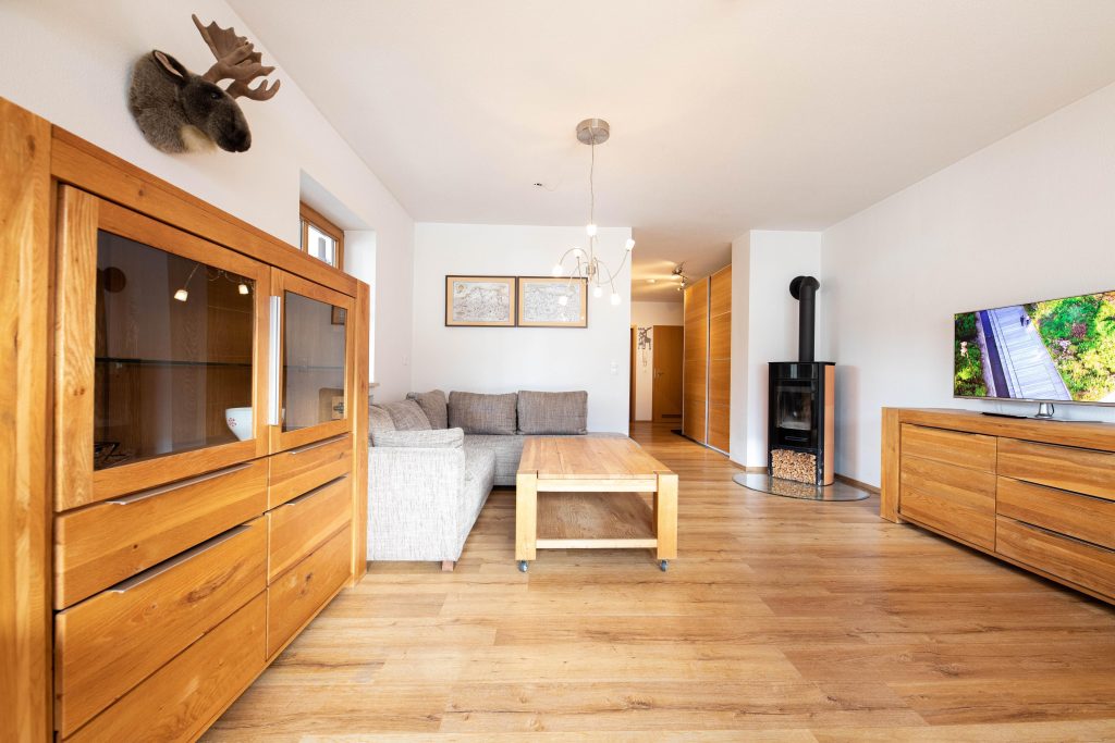 Wohnzimmer mit einer Kommode in einem warmen Holzton in Ferienwohnung in Garmisch-Partenkirchen