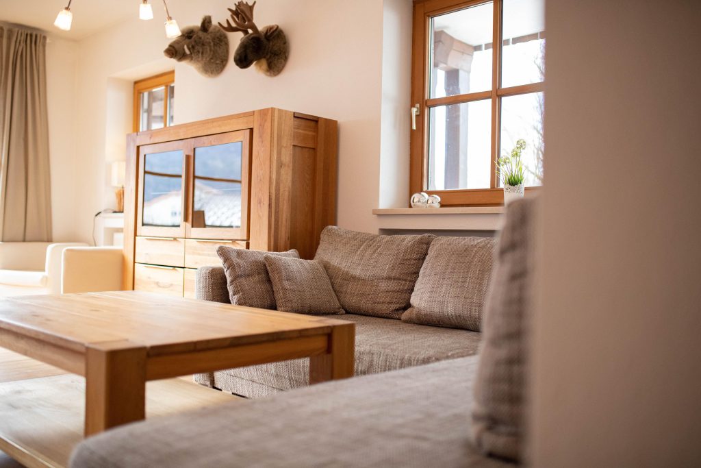 Sofa mit Couchtisch und Holzschrank in Ferienwohnung in Garmisch-Partenkirchen