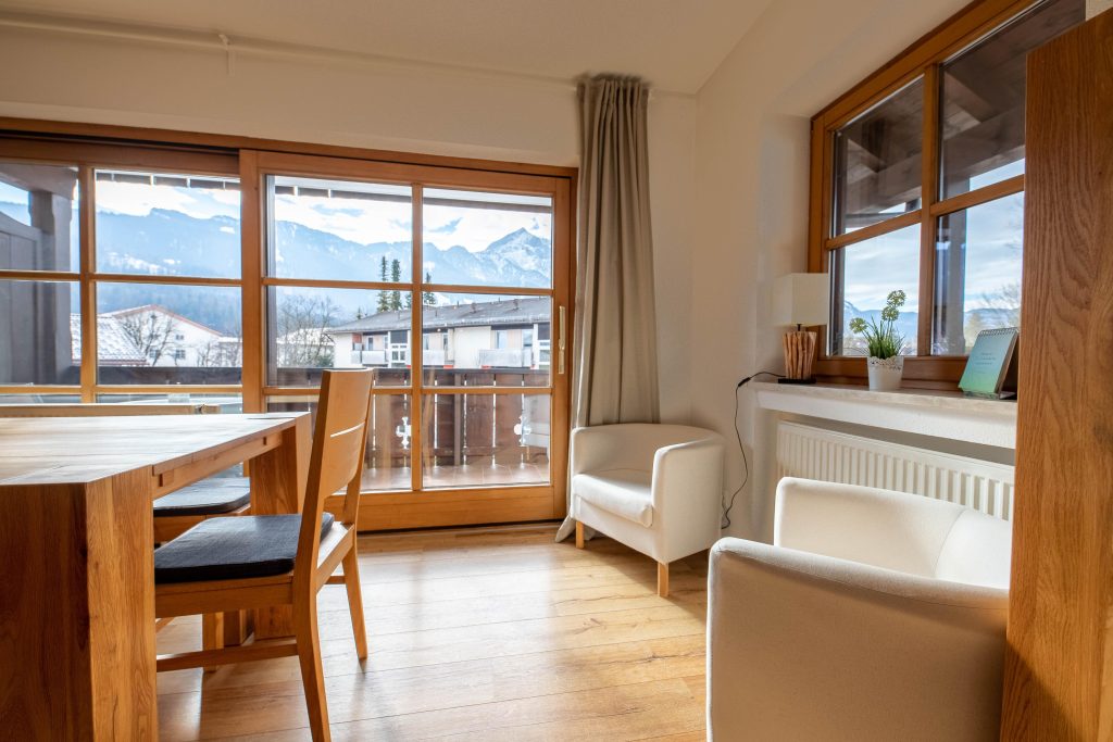 Zwei kleine Sessel mit großer Balkon-Schiebtür in Ferienwohnung in Garmisch-Partenkirchen