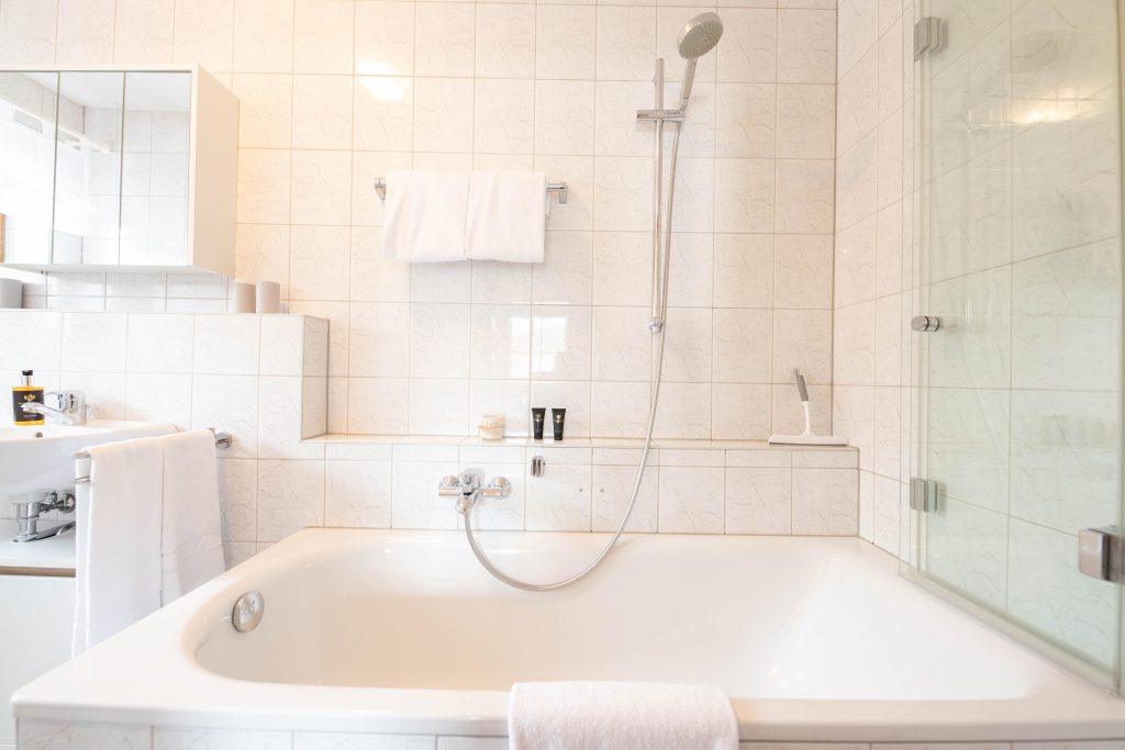 Große Badewanne mit Dusche in Ferienwohnung in Garmisch-Partenkirchen