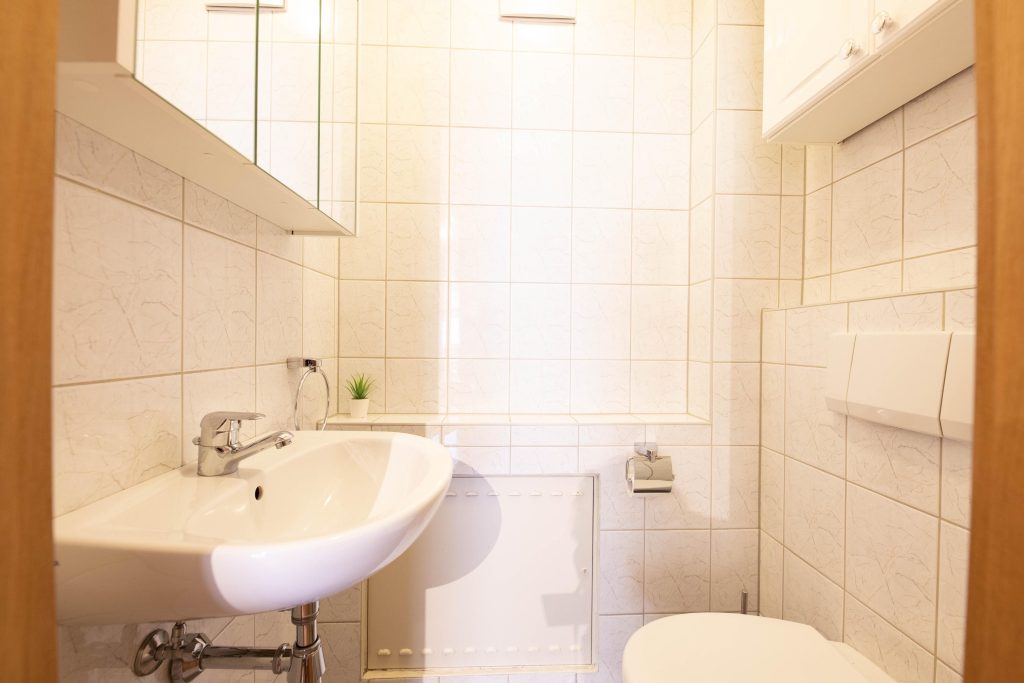 Kleines Badezimmer mit Waschbecken und Toilette in Ferienwohnung in Garmisch-Partenkirchen