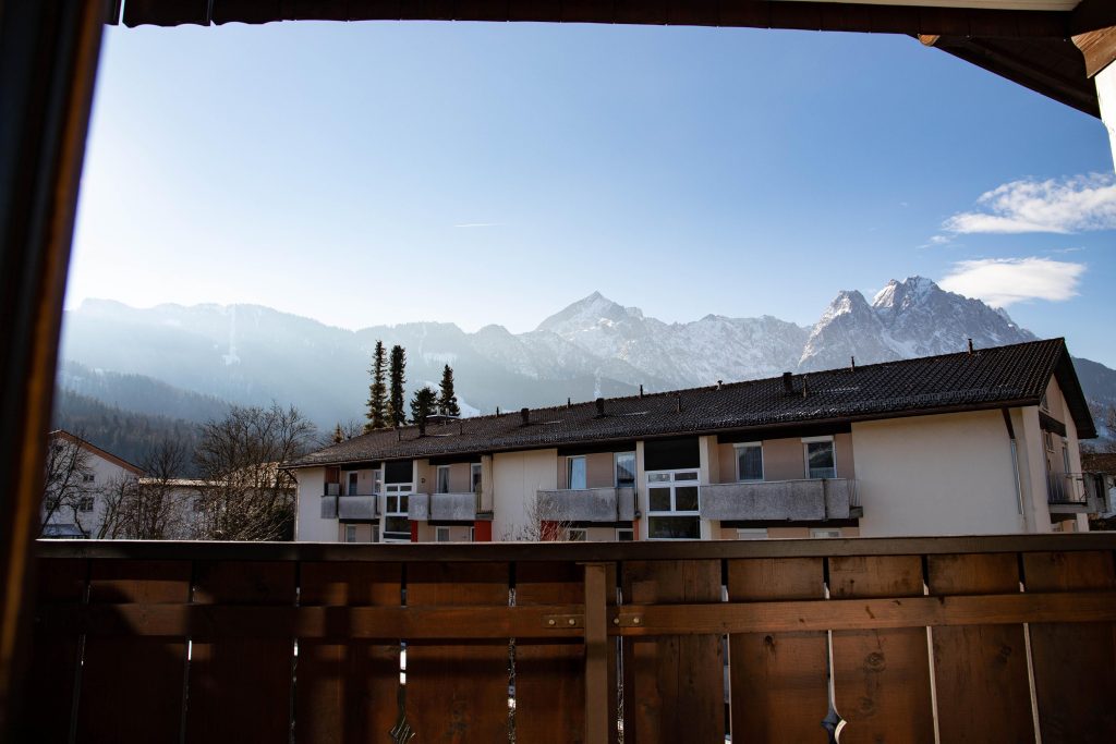 Ausblick vom Balkon in Holzoptik in Ferienwohnung in Garmisch-Partenkirchen