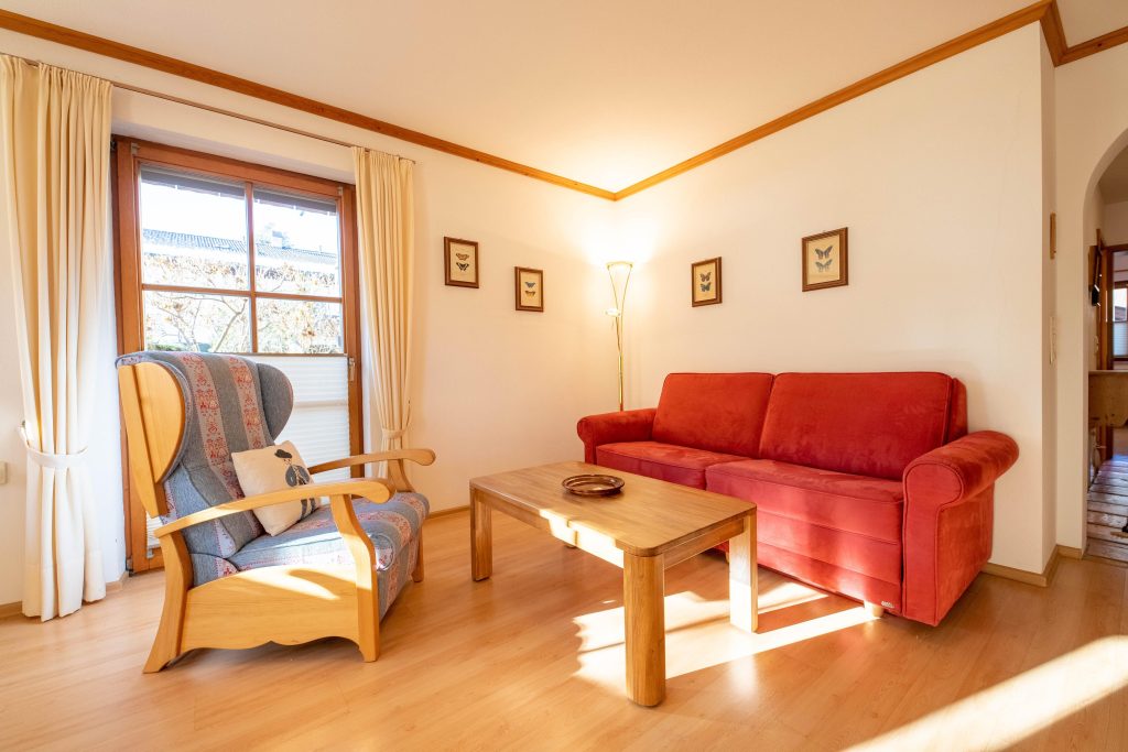 Wohnzimmer mit einem Holztisch  in Ferienwohnung in Garmisch-Partenkirchen