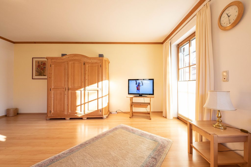 Wohnbereich mit einem großen Schrank  in Ferienwohnung in Garmisch-Partenkirchen