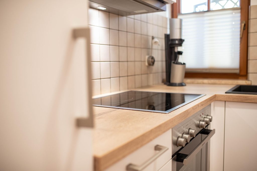 Küche mit einem Herd und Backofen  in Ferienwohnung in Garmisch-Partenkirchen