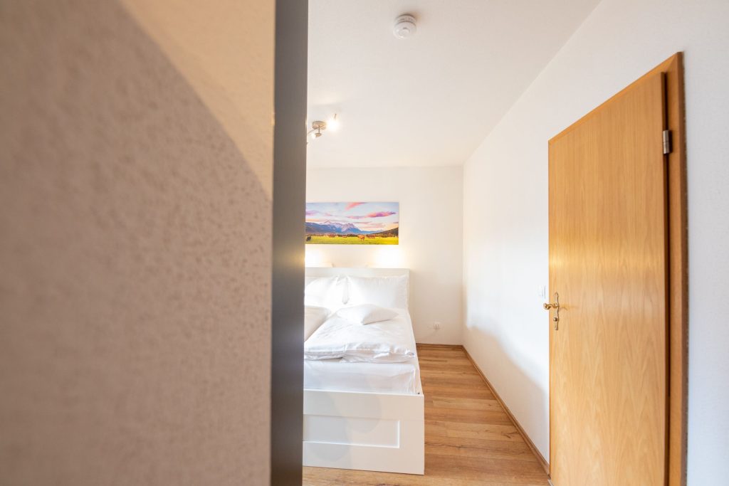 Holztür von Schlafzimmer in Ferienwohnung in Garmisch-Partenkirchen