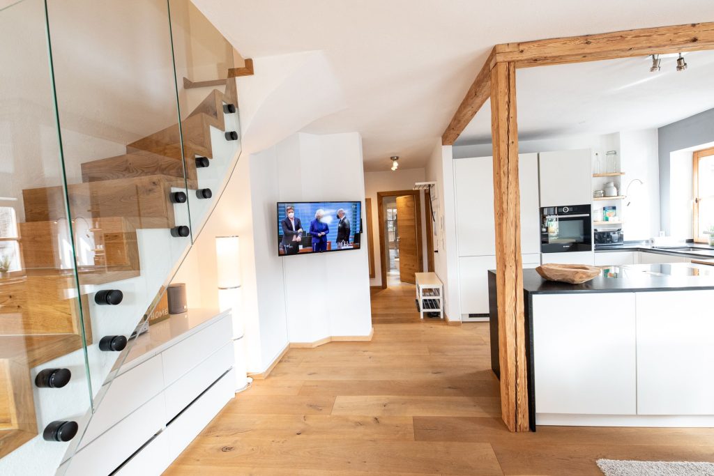 Treppe in einem warmen Holzton in Ferienwohnung in Garmisch-Partenkirchen