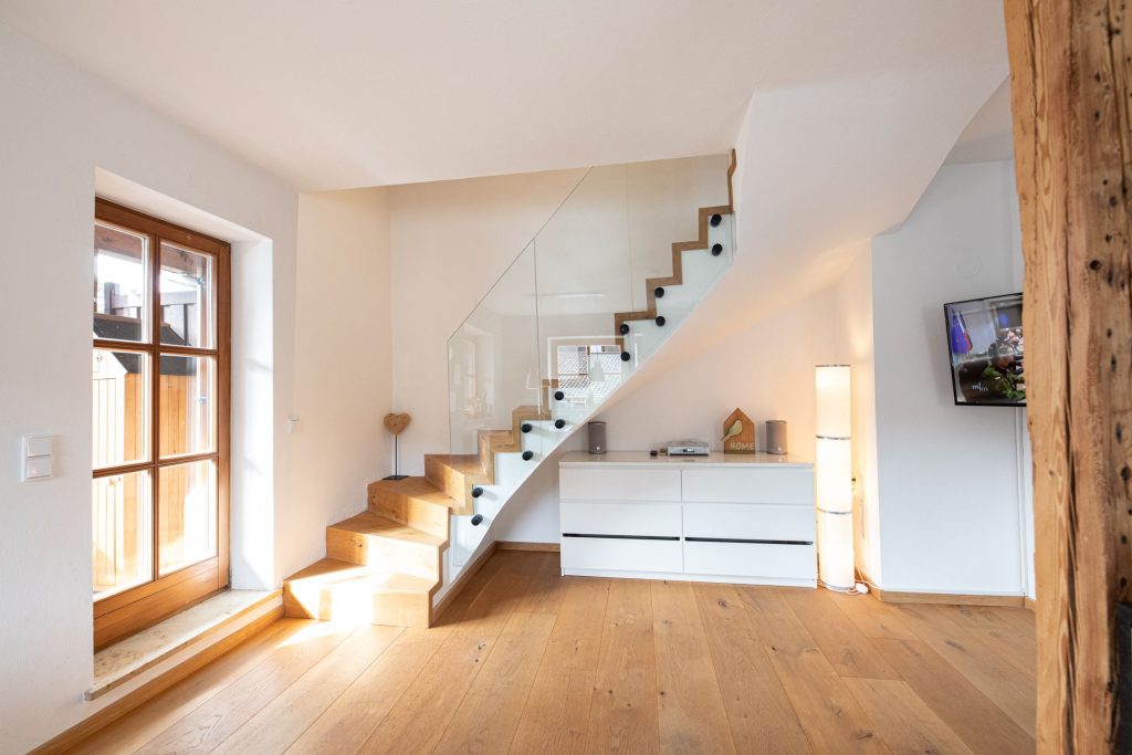 Treppe und Stehlampe in Ferienwohnung in Garmisch-Partenkirchen