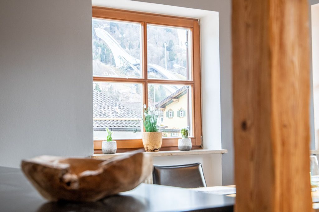 Essbereich mit Ausblick auf die Ski-Schanze in Ferienwohnung in Garmisch-Partenkirchen