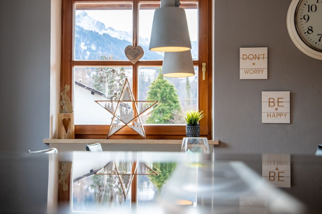 Essbereich mit Fenster Dekoration in Ferienwohnung in Garmisch-Partenkirchen