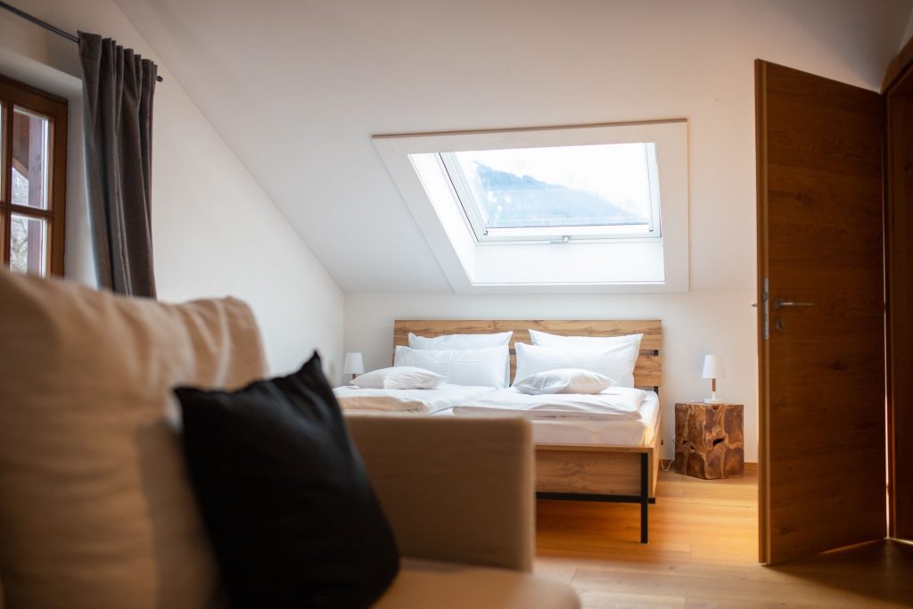 Schlafzimmer mit einer grauen Gardine in Ferienwohnung in Garmisch-Partenkirchen