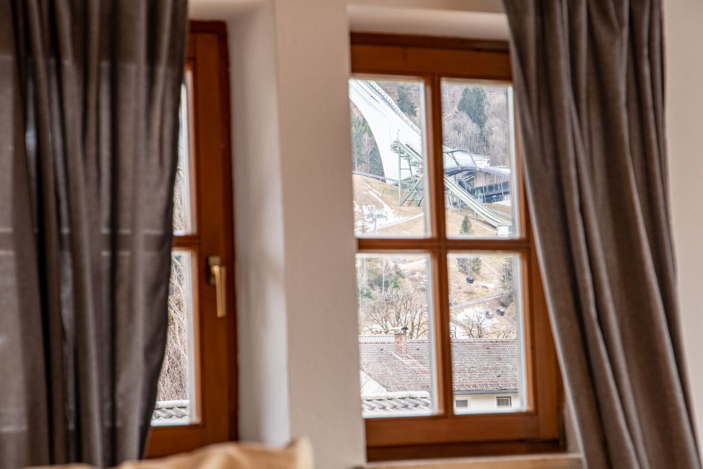 Fenster mit Blick auf die Ski-Schanze in Ferienwohnung in Garmisch-Partenkirchen