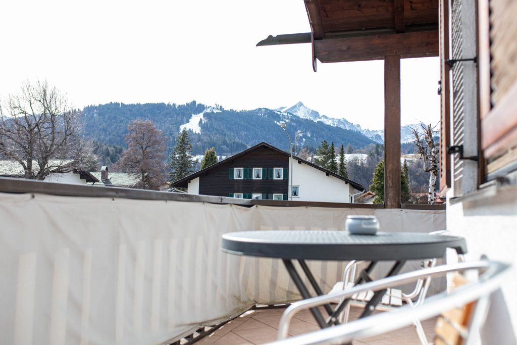 Balkon mit Aussicht auf die Berge überdacht