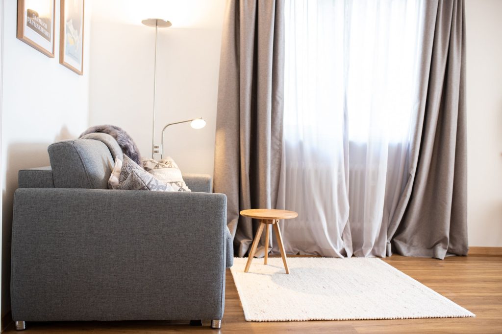 Sofa mit Holztisch in Ferienwohnung in Garmisch-Patenkirchen