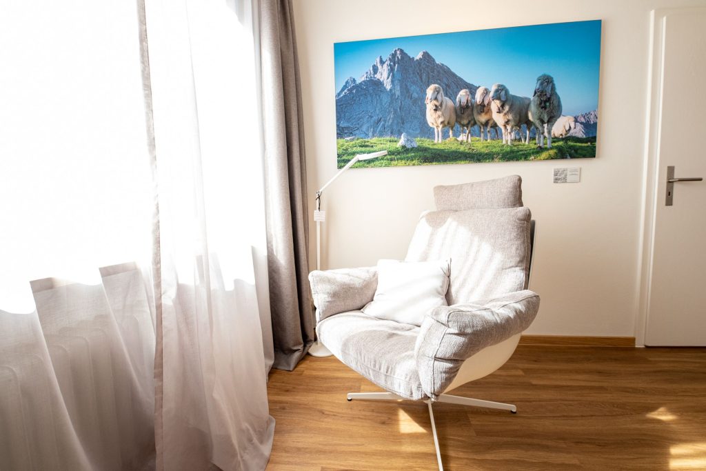 Sessel mit Stehlampe in Ferienwohnung in Garmisch-Patenkirchen