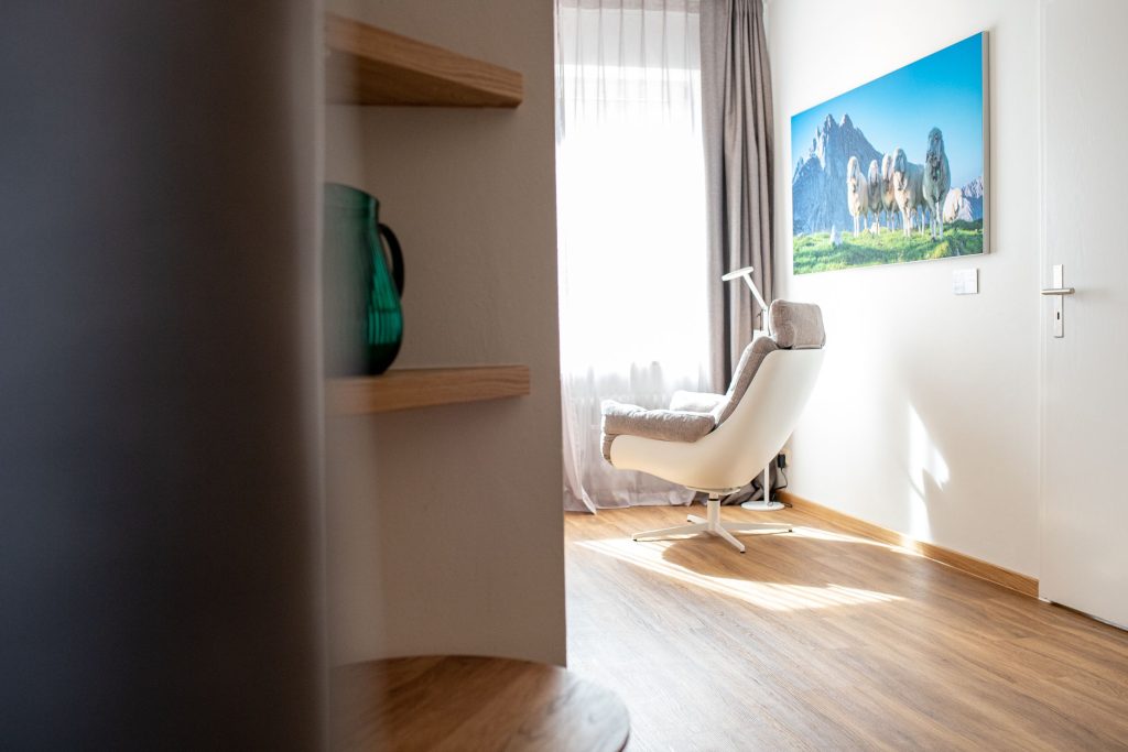 Sessel und Leselampe unter Wandbild in Ferienwohnung in Garmisch-Patenkirchen