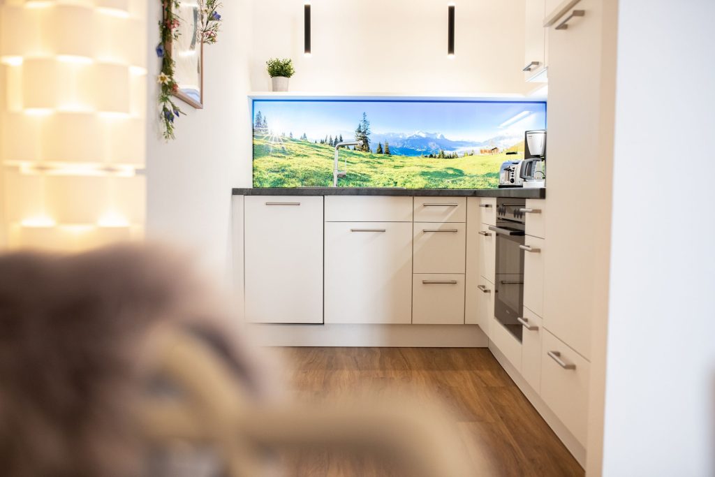 Küchenzeile mit beleuchtetem Bild in Ferienwohnung in Garmisch-Patenkirchen