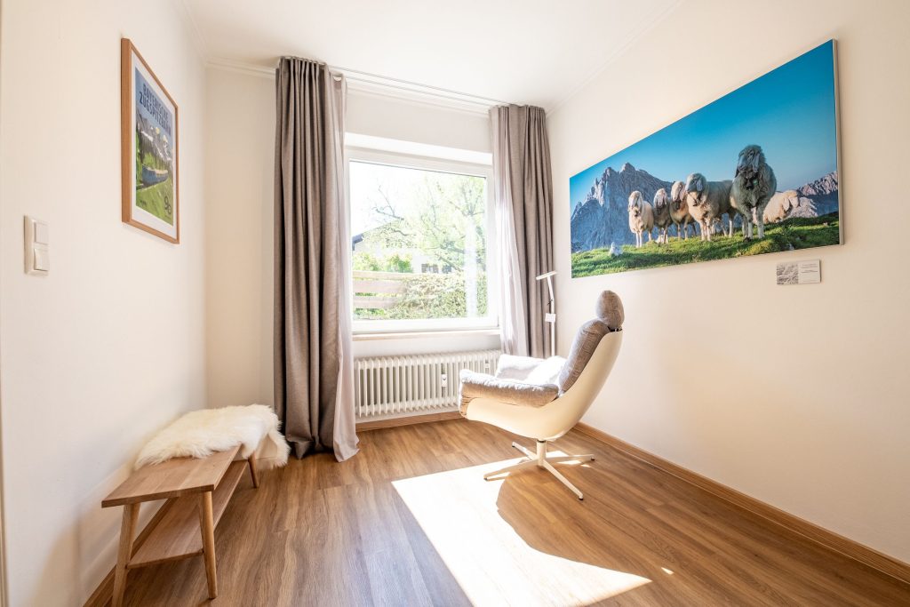 Langes Wandbild mit Schafen in Ferienwohnung in Garmisch-Patenkirchen