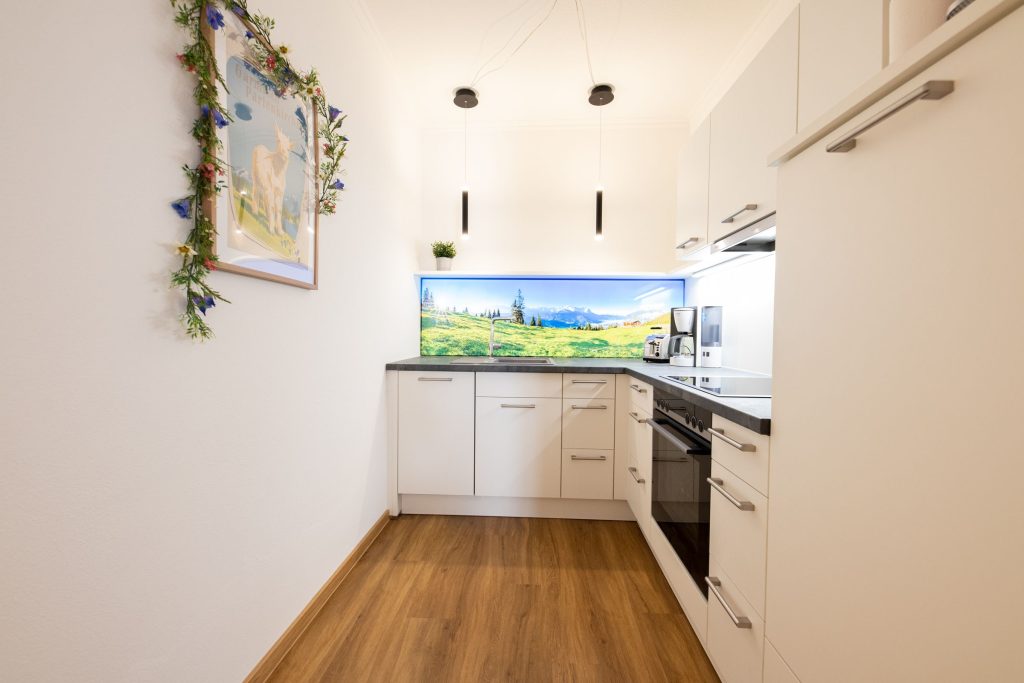 Küchenzeile mit Wandbild in Ferienwohnung in Garmisch-Patenkirchen