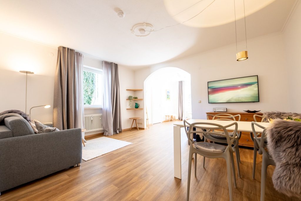 Großer Wohnbereich mit Sofa und Esstisch in Ferienwohnung in Garmisch-Partenkirchen