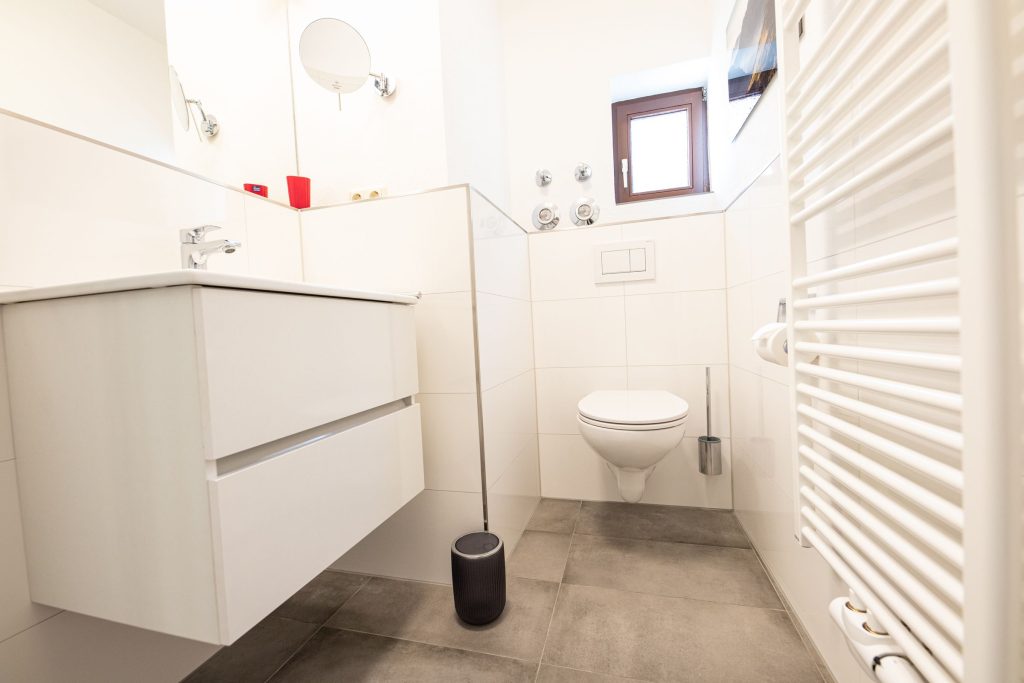 Toilette mit Waschbecken in Ferienwohnung in Garmisch-Partenkirchen