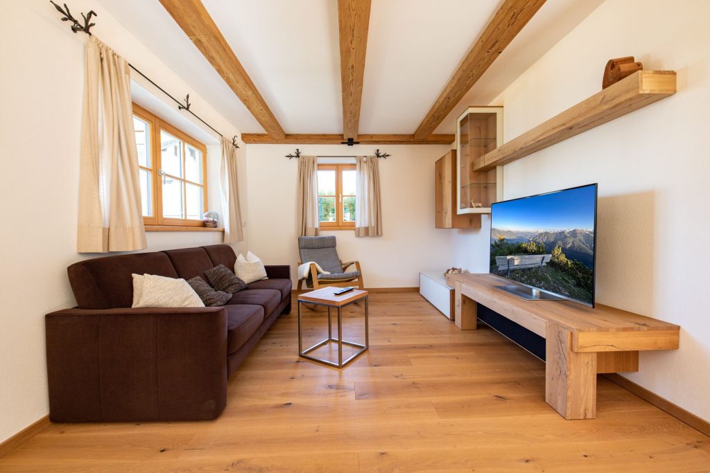 Aufgeräumtes Wohnzimmer mit Fernseher in Ferienwohnung in Garmisch-Partenkirchen