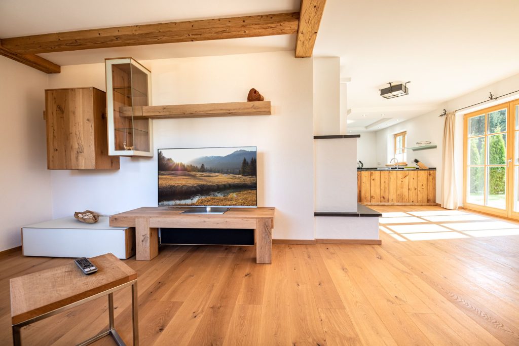 Modernes Wohnzimmer mit Holzdesign in Ferienwohnung in Garmisch-Partenkirchen