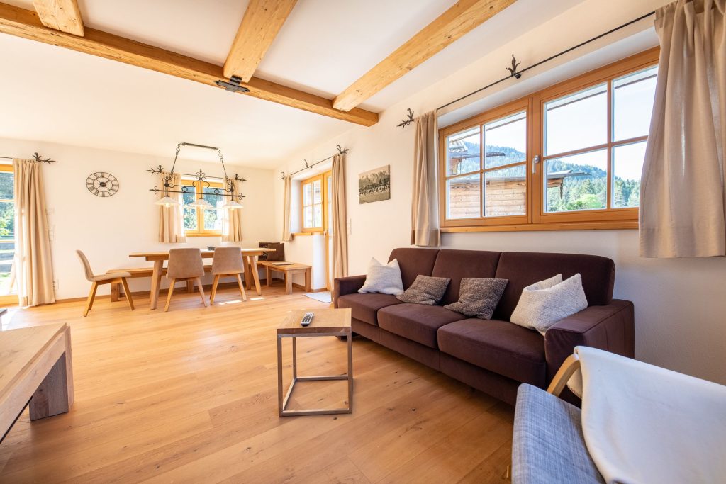 Sofa mit Beistelltisch und Fernbedienung in Ferienwohnung in Garmisch-Partenkirchen